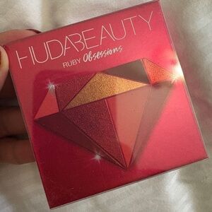 NEVER USED HUDA BEAUTY Vibrant Eyeshadow Palette